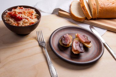 Dilim pastırma ve mutfak eşyaları woode üzerinde yemek fırında patates