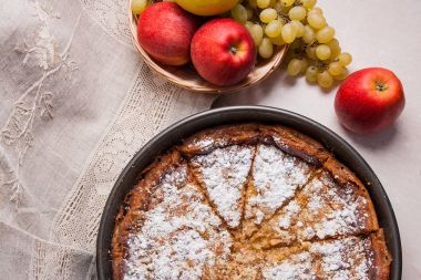 Cheesecake vintage bıçak ve ışık mermer b taze meyve ile