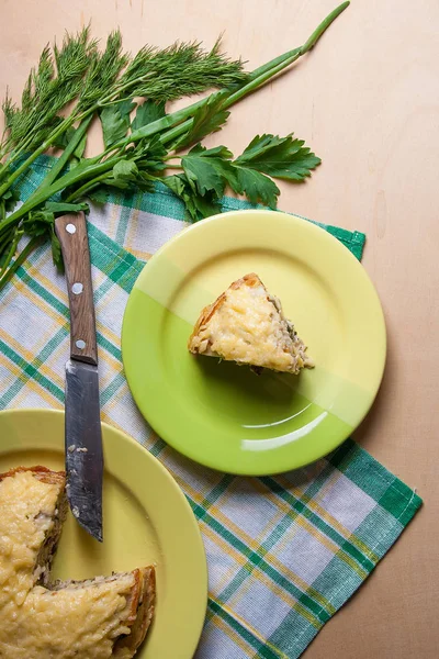 Dilim mantar ve tavuk eti yeşil p krep pasta — Stok fotoğraf