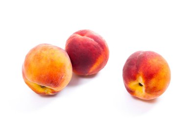 Beyaz adam izole olgun şeftali meyve grubu