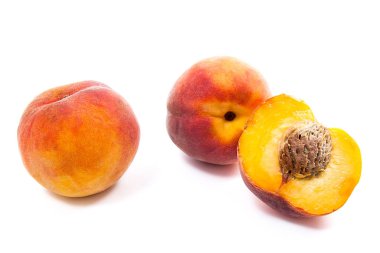 Grup olgun şeftali meyve ve üzerinde beyaz adam izole yarım