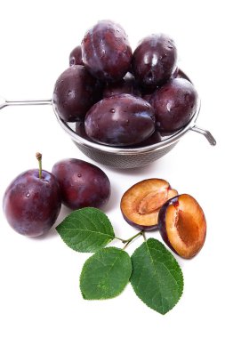 Olgun Erik, bütün ve l ile yarı olgun Erik ile çelik kevgir