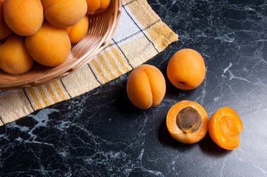 Taze organik kayısı sepeti. Grup hasat kayısı