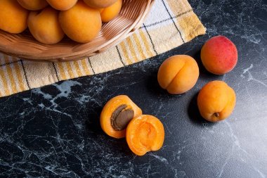 Taze organik kayısı sepeti. Grup hasat kayısı