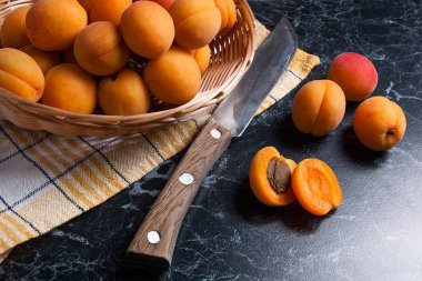 Taze organik kayısı sepeti. Grup hasat kayısı