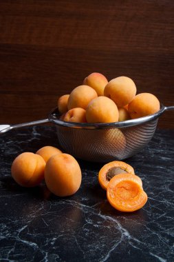 Taze organik kayısı çelik kevgir içinde. Grup hasat Nisan