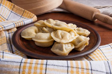 Haşlanmış Ukraynalı et köfte veya ahşap zemin üzerine mantı.