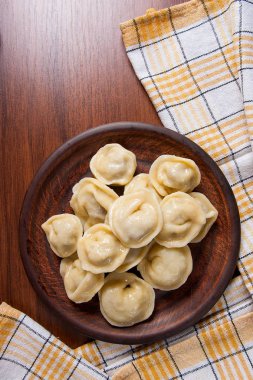 Haşlanmış Ukraynalı et köfte veya ahşap zemin üzerine mantı.