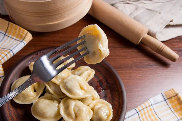 Vista da vicino di gnocchi di carne bolliti su forchetta in metallo. Servito in c — Foto Stock