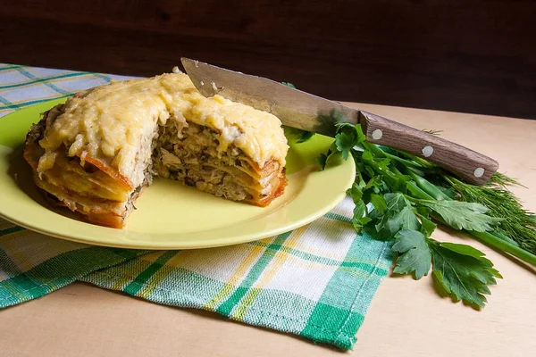 Düzenlenen krep pasta mantar ve tavuk eti görünümünü. Tra — Stok fotoğraf