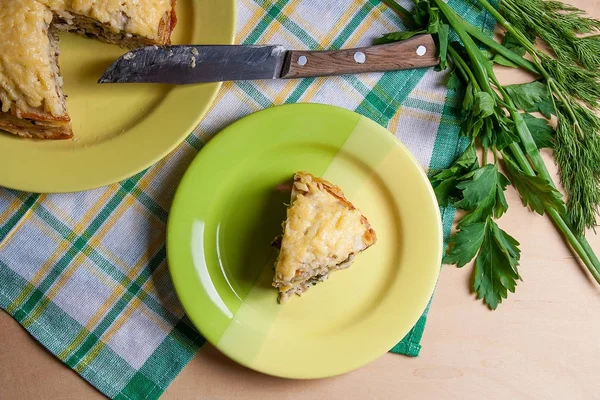 Dilim mantar ve tavuk eti yeşil p krep pasta — Stok fotoğraf