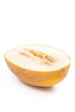 Yarım honeydew kavun tropikal meyve üzerinde beyaz bir adam izole