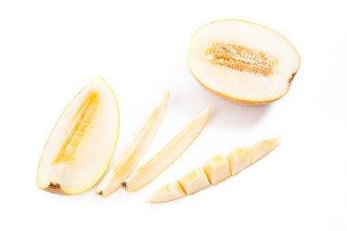Dilimlenmiş honeydew kavun tropikal meyve üzerinde beyaz bir backgro izole
