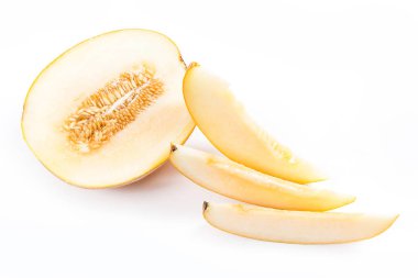Dilimlenmiş honeydew kavun tropikal meyve üzerinde beyaz bir backgro izole