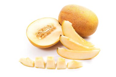 Bütün, yarım ve dilimlenmiş honeydew kavun tropikal meyve üzerinde izole