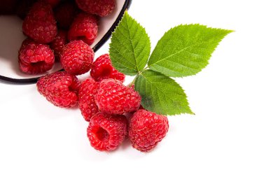 Olgun Ahududu ve yeşil yaprak üzerinde beyaz izole ile beyaz fincan