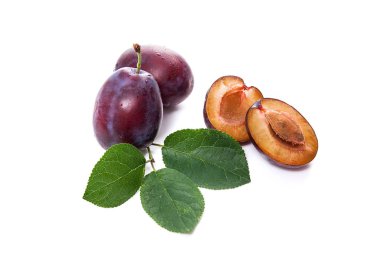 Bütün grup ve yarım bir wh izole yaprak ile olgun Erik