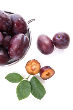 Olgun Erik, bütün ve l ile yarı olgun Erik ile çelik kevgir