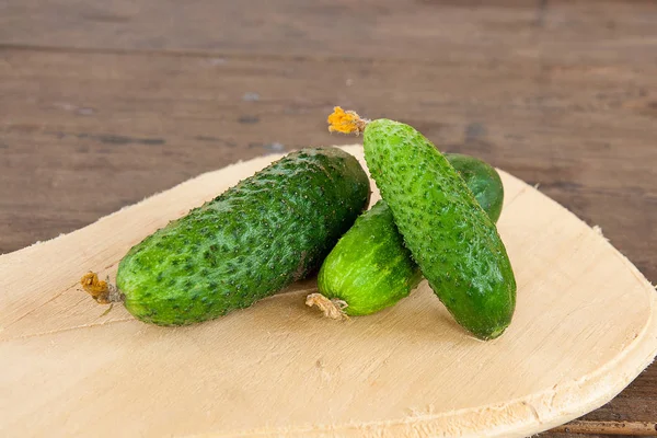 Gurken auf einem Holzgrund — Stockfoto