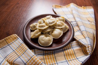 Haşlanmış Ukraynalı et köfte veya ahşap zemin üzerine mantı.
