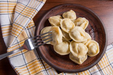 Haşlanmış et hamur tatlısı görünümünü üzerinde metal çatal kapatın. C hizmet