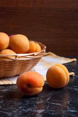 Taze organik kayısı sepeti. Grup hasat kayısı