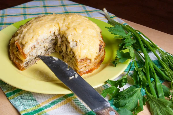 Düzenlenen krep pasta mantar ve tavuk eti görünümünü. Tra — Stok fotoğraf