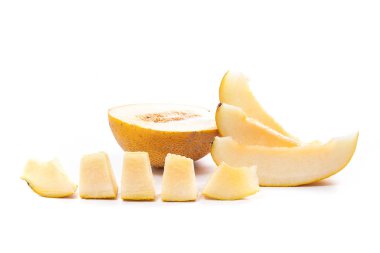 Dilimlenmiş honeydew kavun tropikal meyve üzerinde beyaz bir backgro izole