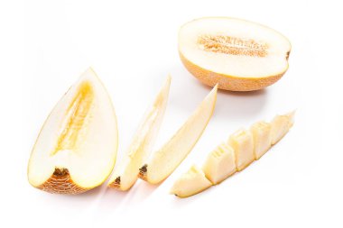 Dilimlenmiş honeydew kavun tropikal meyve üzerinde beyaz bir backgro izole