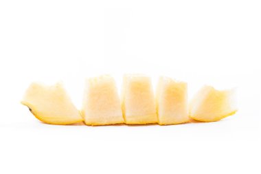 Dilimlenmiş honeydew kavun tropikal meyve üzerinde beyaz bir backgro izole