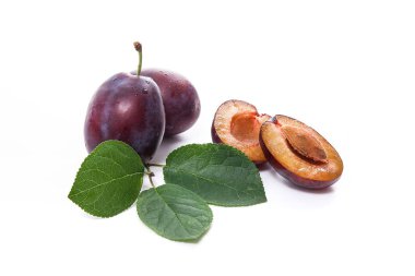 Bütün grup ve yarım bir wh izole yaprak ile olgun Erik