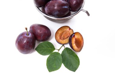 Olgun Erik, bütün ve l ile yarı olgun Erik ile çelik kevgir