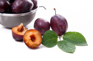 Olgun Erik, bütün ve l ile yarı olgun Erik ile çelik kevgir