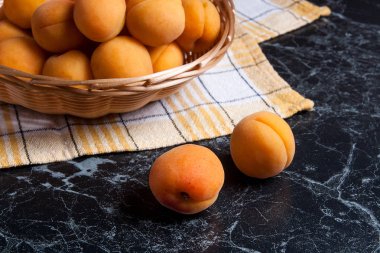 Taze organik kayısı sepeti. Grup hasat kayısı