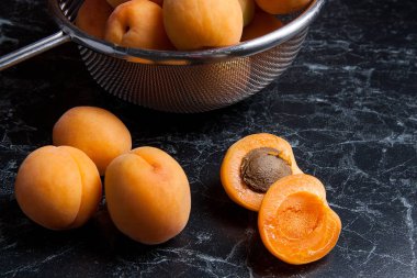 Taze organik kayısı çelik kevgir içinde. Grup hasat Nisan