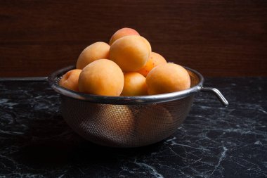 Hasat kayısı bütün ve yarıya çelik kevgir içinde birkaç