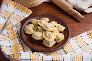 Haşlanmış Ukraynalı et köfte veya ahşap zemin üzerine mantı.