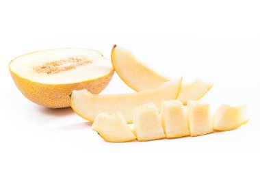 Dilimlenmiş honeydew kavun tropikal meyve üzerinde beyaz bir backgro izole
