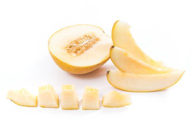Dilimlenmiş honeydew kavun tropikal meyve üzerinde beyaz bir backgro izole
