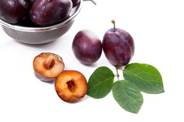 Olgun Erik, bütün ve l ile yarı olgun Erik ile çelik kevgir