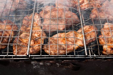 Bir açık alev ızgarada pişirme sulu domuz eti biftek.