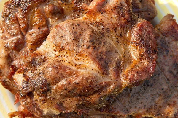 Vista da vicino di succosa bistecca di maiale cotta su una griglia a fiamma aperta — Foto Stock