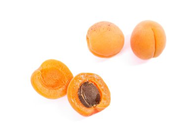 Hasat kayısı bütün ve üzerinde beyaz backgrou yarıya birkaç