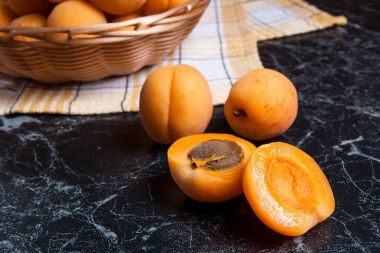 Taze organik kayısı sepeti. Grup hasat kayısı