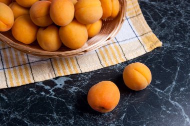 Taze organik kayısı sepeti. Grup hasat kayısı