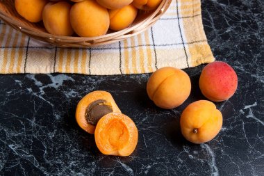 Taze organik kayısı sepeti. Grup hasat kayısı