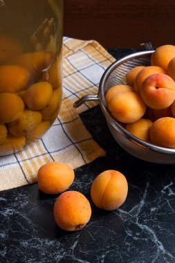 Taze organik kayısı çelik kevgir ve büyük cam hasat