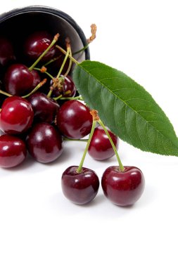 Beyaz bir arka plan üzerinde izole kırmızı tatlı kiraz ile beyaz fincan