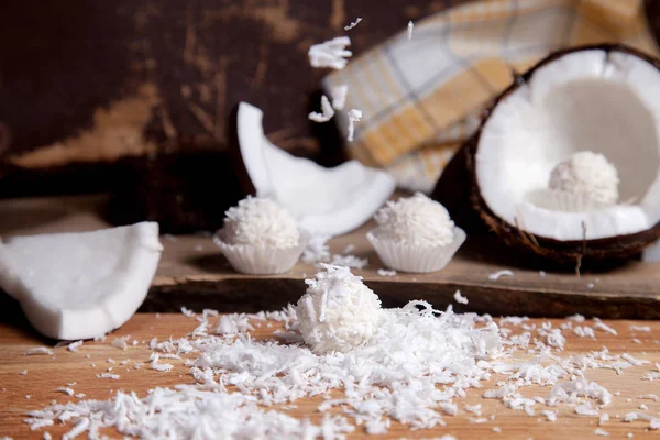 Detailní záběr bílých bonbónů a kokosu s bílou dužinou, kokosový ořech c — Stock fotografie