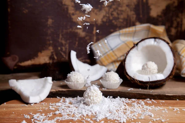 Primer plano de caramelos blancos y coco con pulpa blanca, coco c — Foto de Stock